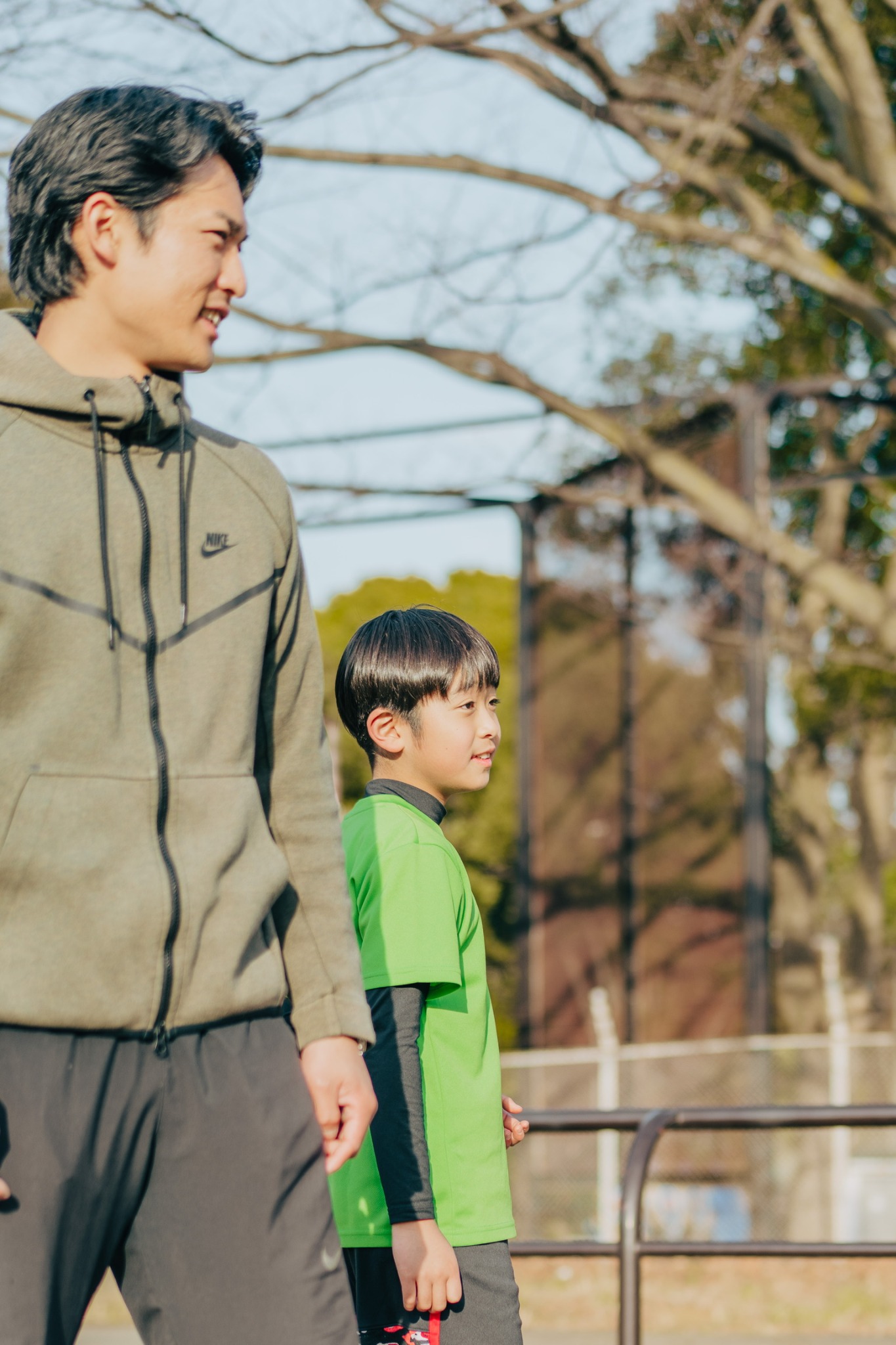 子どもに寄り添って指導するコーチ